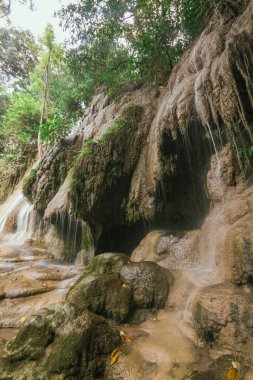 Saiyoyoknow şelalesi yeşil ormanda, thailand