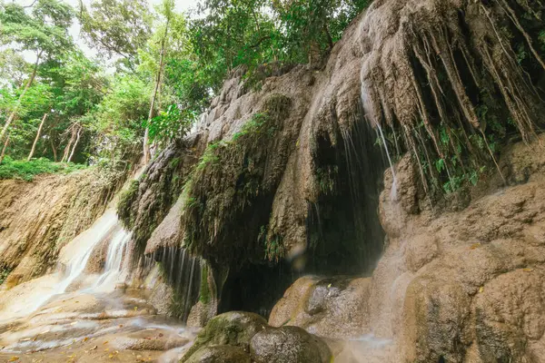 Saiyoyoknow şelalesi yeşil ormanda, thailand