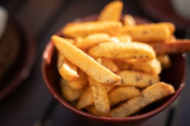 Ev yapımı patates kızartmasını kapat.