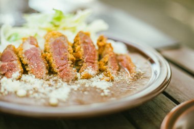 Tabakta servis edilen körili bifteği kapat.