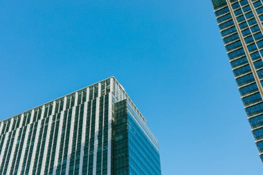 Tokyo 'da yüksek binalar ve mavi gökyüzü, Japonya