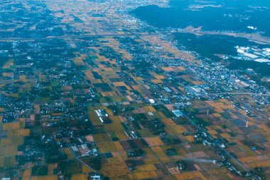 Uçak penceresinden bulutlara, Japonya manzarası.