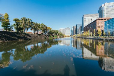 Tokyo 'daki yüksek binalar ve mavi gökyüzü, Japonya