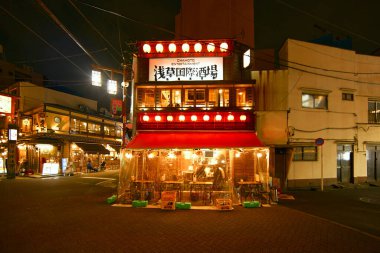 Asakusa alışveriş caddesi bölgesi geceleri 