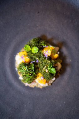 Tabakta güzel ve lezzetli yemekler, enfes yemekler, yaratıcı restoran yemekleri.