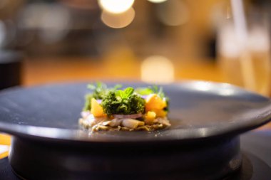 Tabakta güzel ve lezzetli yemekler, enfes yemekler, yaratıcı restoran yemekleri.