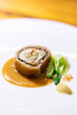 Hardal soslu puf böreğe sarılmış tavuğu kapat.