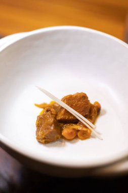 Domuz eti, zencefil ve sarımsaklı sarı köri, Kuzey Tayland yemeği.