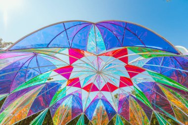 Modern pastel renkli holografik kubbe.