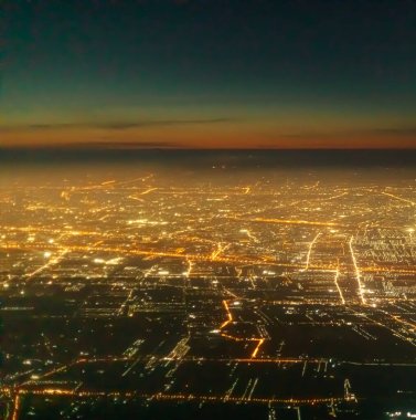 Bangkok, Tayland 'ın havadan görünüşü yol ve binadan gelen ışıkla.
