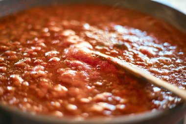 Taze makarna ya da tavada pizza sosu.