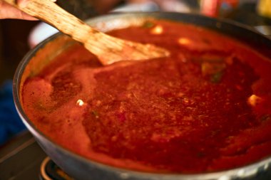 Taze makarna ya da tavada pizza sosu.