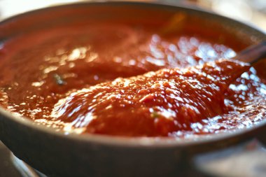 Taze makarna ya da tavada pizza sosu.