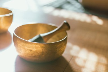 Tibet şarkı söyleyen bakır kase, alternatif tıp.