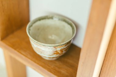 Küçük bir sanat atölyesinin raflarındaki el yapımı çanak seramiğini kapat..