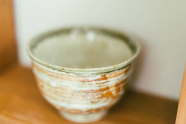 Küçük bir sanat atölyesinin raflarındaki el yapımı çanak seramiğini kapat..