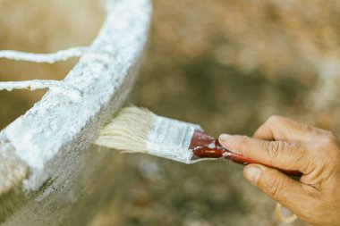 Beyaz boya ile yakın fırça, seçici odak