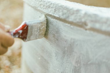 Beyaz boya ile yakın fırça, seçici odak