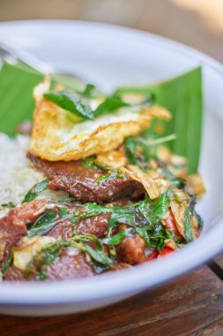 Pad Kra Pao. Tayland usulü kutsal fesleğenli biftek ve sahanda yumurta. Tayland yemeği menüsü