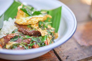 Pad Kra Pao. Tayland usulü kutsal fesleğenli biftek ve sahanda yumurta. Tayland yemeği menüsü