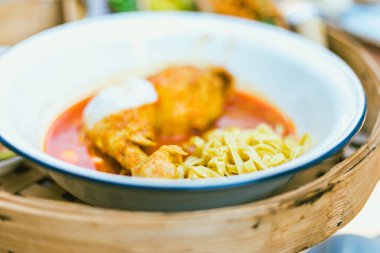 Kuzey Tayland erişteli körili tavuk çorbası (Kao soi Kai)