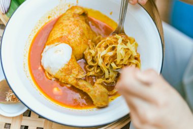 Kuzey Tayland erişteli körili tavuk çorbası (Kao soi Kai)