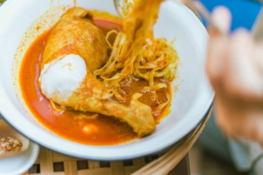 Kuzey Tayland erişteli körili tavuk çorbası (Kao soi Kai)