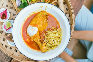 Kuzey Tayland erişteli körili tavuk çorbası (Kao soi Kai)