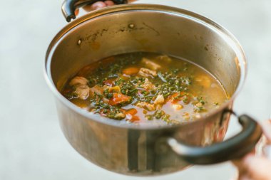 Dok salae (Agasta çiçekleri) ile yapılan lezzetli bir Kuzey Tayland çorbası)