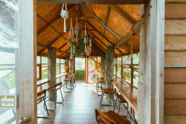 Tropik ormandaki ahşap ağaç kulübesi.