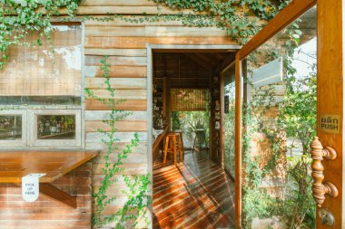 Tropik ormandaki ahşap ağaç kulübesi.