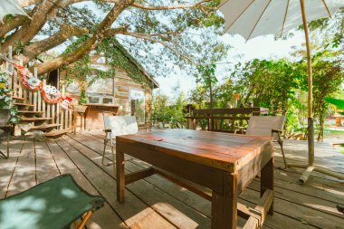 Tropik ormandaki ahşap ağaç kulübesi.