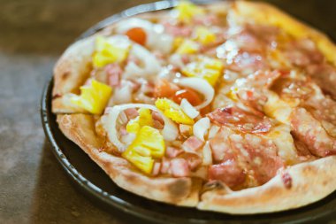 Ev yapımı pizza, seçici odaklanma.