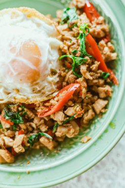 Kızarmış fesleğenli tavuk, pilavlı sahanda yumurta, Tayland yemeği.