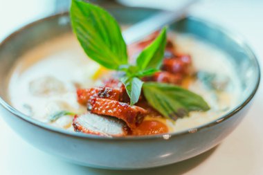 Kırmızı körili, Tayland yemeğiyle kavrulmuş ördek. 