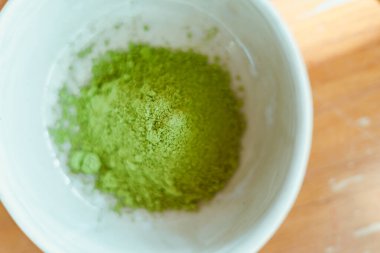 Bir kasede kibrit yeşil çay tozu yakın