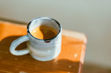 Espresso 'yu seramik bardağa koy, seçici odak