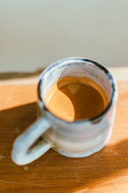 Espresso 'yu seramik bardağa koy, seçici odak