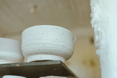 Çömlek atölyesinde çömlek fırlatmak için kullanılan kilden kupalar..