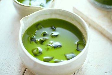 Saf kibrit yeşil çay, kafe menüsü.