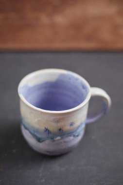 Kırsal arka planda seramik bardak, stüdyo ışığı