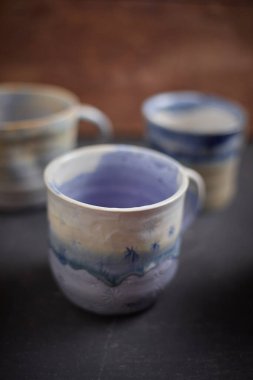 Kırsal arka planda seramik bardak, stüdyo ışığı