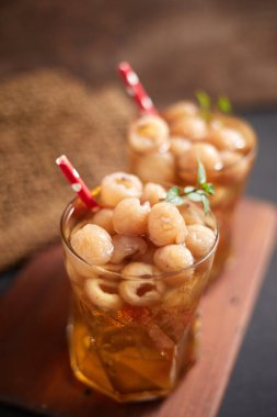 Longan suyunu kapat, geleneksel Thai içeceği.