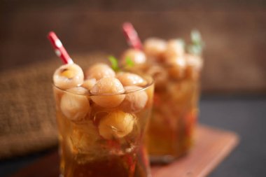 Longan suyunu kapat, geleneksel Thai içeceği.