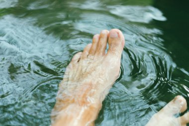 Ayaklarını kapat, suyla oyna.