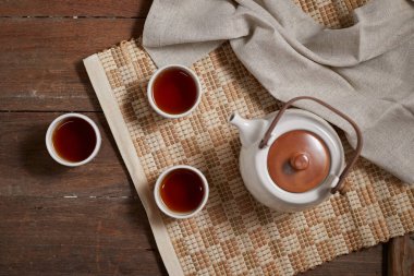 Sıcak çayı ahşap arka planda kapat.