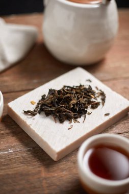 Sıcak çayı ahşap arka planda kapat.