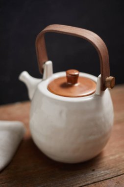 Sıcak çayı ahşap arka planda kapat.