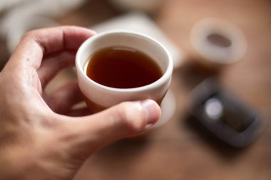 Sıcak çayı ahşap arka planda kapat.