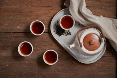 Sıcak çayı ahşap arka planda kapat.